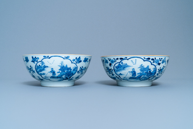 Une paire de bols en porcelaine de Chine bleu et blanc, Qianlong