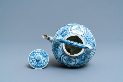 Une verseuse &agrave; vin couverte en porcelaine de Chine en bleu et blanc, Wanli