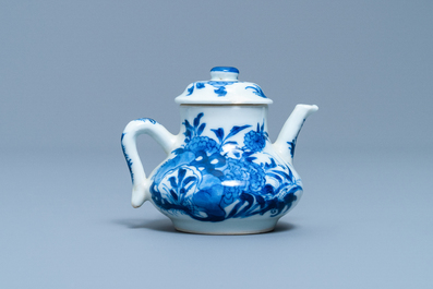 Een Chinese blauw-witte miniatuur theepot met deksel, Chenghua merk, Kangxi