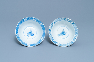 Deux bols en porcelaine de Chine en bleu et blanc, Kangxi