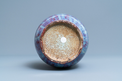 Un vase en porcelaine de Chine &agrave; &eacute;mail flamb&eacute; en deux couleurs, 18/19&egrave;me
