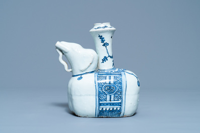 Un kendi en forme d'&eacute;l&eacute;phant en porcelaine de Chine en bleu et blanc, Wanli