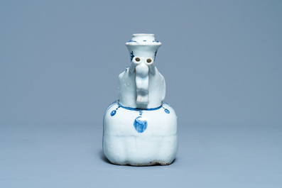 Een Chinese blauw-witte kendi in de vorm van een olifant, Wanli