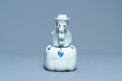 Un kendi en forme d'&eacute;l&eacute;phant en porcelaine de Chine en bleu et blanc, Wanli