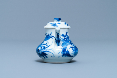 Une th&eacute;i&egrave;re miniature en porcelaine de Chine en bleu et blanc, marque de Chenghua, Kangxi