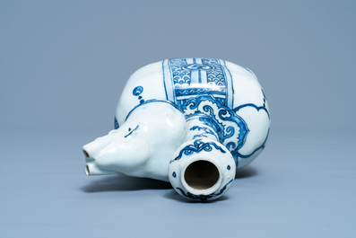 Un kendi en forme d'&eacute;l&eacute;phant en porcelaine de Chine en bleu et blanc, Wanli