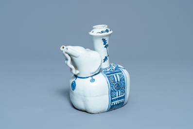 Een Chinese blauw-witte kendi in de vorm van een olifant, Wanli