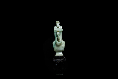 Un vase couvert en jade sculpt&eacute;, Chine, Qing