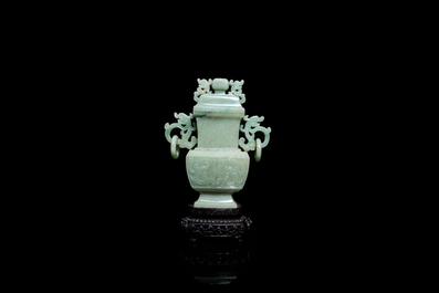 Un vase couvert en jade sculpt&eacute;, Chine, Qing