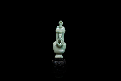 Un vase couvert en jade sculpt&eacute;, Chine, Qing