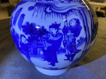 Un vase de forme bouteille en porcelaine de Chine en bleu et blanc, &eacute;poque Transition