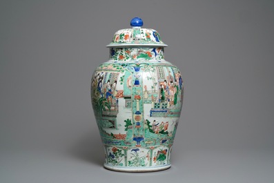 Une paire de grands vases couverts en porcelaine de Chine famille verte, Kangxi