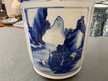 Een Chinese blauw-witte rouleau vaas met landschappen en antiquiteiten, Kangxi