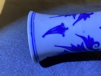 Un vase de forme bouteille en porcelaine de Chine en bleu et blanc, &eacute;poque Transition