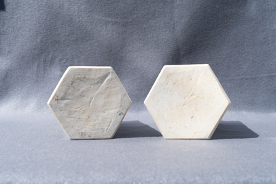 Une paire de bo&icirc;tes &agrave; th&eacute; de forme hexagonale en porcelaine de Chine famille verte, Kangxi