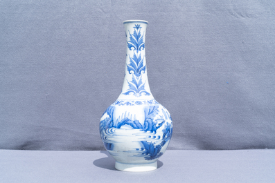 Un vase de forme bouteille en porcelaine de Chine en bleu et blanc, &eacute;poque Transition