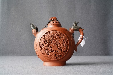 Een Chinese dubbelwandige opengewerkte Yixing steengoed theepot met zilveren montuur, Kangxi