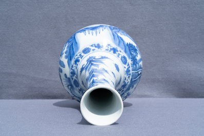 Un vase de forme bouteille en porcelaine de Chine en bleu et blanc, &eacute;poque Transition