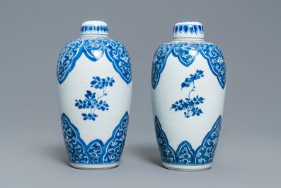 Een paar Chinese blauw-witte dekselvazen met floraal decor, Kangxi