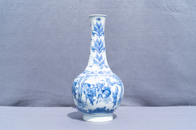 Un vase de forme bouteille en porcelaine de Chine en bleu et blanc, &eacute;poque Transition