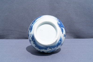 Un vase de forme bouteille en porcelaine de Chine en bleu et blanc, &eacute;poque Transition