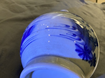 Un vase de forme bouteille en porcelaine de Chine en bleu et blanc, &eacute;poque Transition