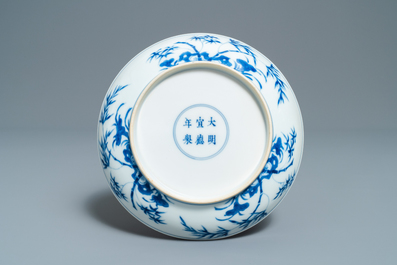 Une assiette en porcelaine de Chine en bleu et blanc &agrave; d&eacute;cor des 'Sept sages dans la for&ecirc;t de bambou', marque de Xuande, Kangxi