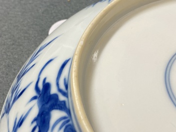 Une assiette en porcelaine de Chine en bleu et blanc &agrave; d&eacute;cor des 'Sept sages dans la for&ecirc;t de bambou', marque de Xuande, Kangxi