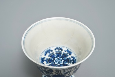 Een Chinese blauw-witte stem cup met Lan&ccedil;a inscripties, Qianlong merk en periode