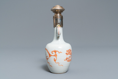 Un vase en porcelaine de Chine &agrave; monture en argent &agrave; d&eacute;cor d'un dragon et d'un ph&eacute;nix en rouge de fer, Kangxi