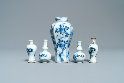 Quinze vases miniatures en porcelaine de Chine, la plupart en bleu et blanc, Kangxi