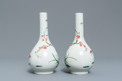 Een paar Chinese flesvormige famille rose vazen, 19e eeuw