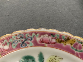Trois assiettes en porcelaine de Chine famille rose pour le march&eacute; Straits ou Peranakan, 19&egrave;me