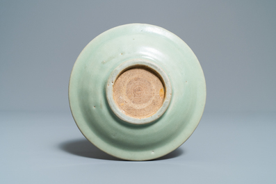 Drie Chinese Longquan celadon schotels, Song en Ming