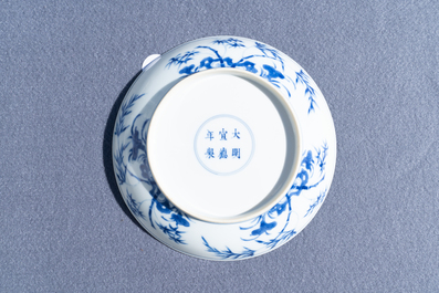 Une assiette en porcelaine de Chine en bleu et blanc &agrave; d&eacute;cor des 'Sept sages dans la for&ecirc;t de bambou', marque de Xuande, Kangxi