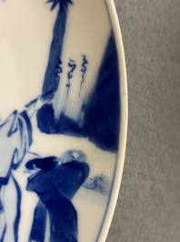 Une assiette en porcelaine de Chine en bleu et blanc &agrave; d&eacute;cor des 'Sept sages dans la for&ecirc;t de bambou', marque de Xuande, Kangxi