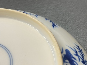 Une assiette en porcelaine de Chine en bleu et blanc &agrave; d&eacute;cor des 'Sept sages dans la for&ecirc;t de bambou', marque de Xuande, Kangxi