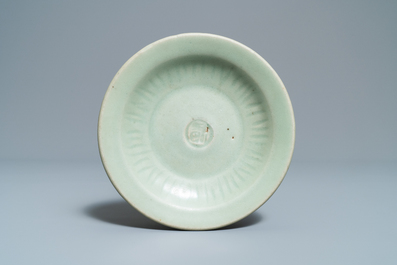 Drie Chinese Longquan celadon schotels, Song en Ming