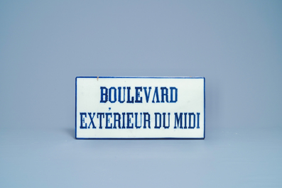 Cinq plaques de rue en porcelaine de Bruxelles en bleu et blanc, 19&egrave;me