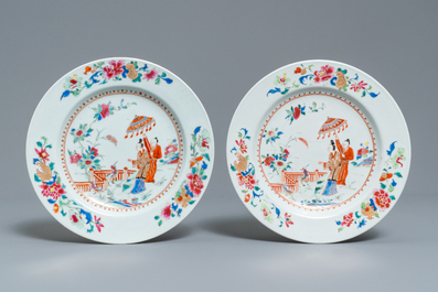 Une paire d'assiettes en porcelaine de Chine famille rose &agrave; d&eacute;cor 'Dames au Parasol', Qianlong