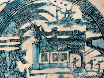 Un plat en porcelaine de Chine dite 'de Swatow' &agrave; d&eacute;cor d'un temple, Ming