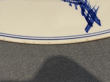 Un plat en porcelaine de Chine en bleu et blanc &agrave; d&eacute;cor de musiciens, Kangxi