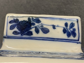 Une paire de vases couverts en porcelaine de Chine en bleu et blanc, Kangxi