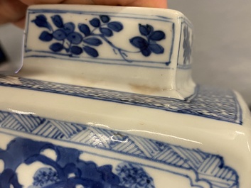 Een paar Chinese blauw-witte vierkante dekselvazen, Kangxi