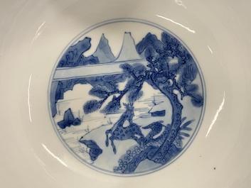 Un bol en porcelaine de Chine en bleu et blanc &agrave; d&eacute;cor de lettr&eacute;s et leurs servants, marque et &eacute;poque de Kangxi