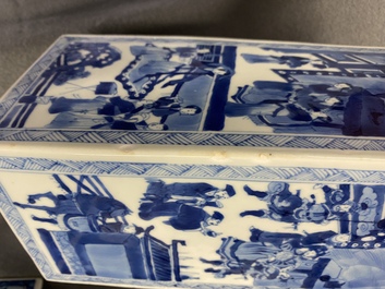 Une paire de vases couverts en porcelaine de Chine en bleu et blanc, Kangxi