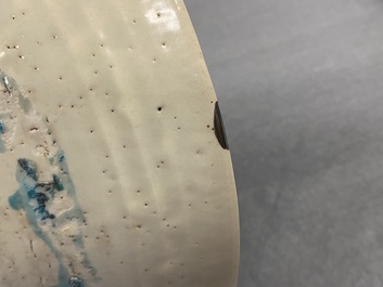 Un plat en porcelaine de Chine dite 'de Swatow' &agrave; d&eacute;cor d'un temple, Ming