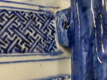 Un grand vase en porcelaine de Chine en bleu et blanc &agrave; d&eacute;cor des 'Sept sages dans la for&ecirc;t de bambou', Qianlong