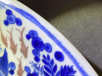 Un plat en porcelaine de Chine en bleu, blanc et rouge de cuivre, Kangxi