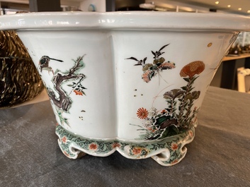 Une jardini&egrave;re imp&eacute;riale en porcelaine de Chine famille verte, marque et &eacute;poque de Kangxi